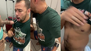 SEGURANÇA DA EMPRESA ONDE TRABALHO ME DEU UNS PEGAS NO BANHEIRO, DISSE QUE SÓ QUERIA SER MAMADO, NÃO RESISITIU E ME COMEU.