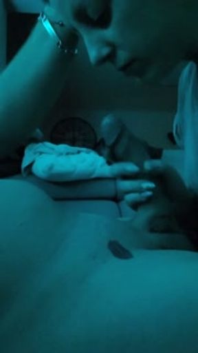 Je chauffe et baise ma brunette comme il se doit devant un film