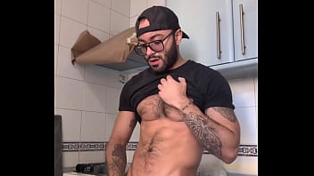 Pintando en la casa de mi vecina en Madrid y luego me corro &iquest_quieres ver todo el placer?