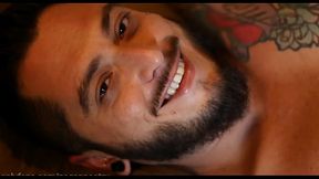 Tatuado dotado barbudo punheta