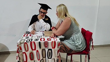 Madrasta é fudida pelo Entiado antes da festa de formatura