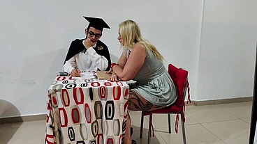Madrasta é fudida pelo Entiado antes da festa de formatura