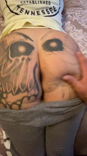 Pawg milf shaking her ass