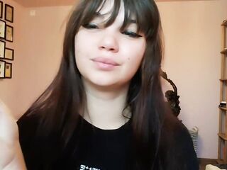 Brunette hair with natural large lips smokin' out of lip makeup