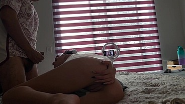 Karol smith va de sexy sirvienta con el amigo de su novio para cogerlo
