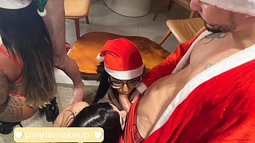 Fizemos uma suruba de Natal com 3 pirocudos e 2 trans gostosas e dotadas eu e minhas amiguinhas fudemos muito