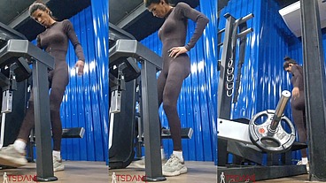 Travesti do pau grande Daniela Santos treinando na academia.
