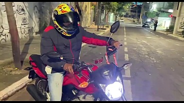 RECEBI UMA ENTREGA E PEDI PRO ENTREGADOR SUBIR. ELE ME COMEU COMO PAGAMENTO E AINDA ME DEU LEITE NA BOCA. - PARTE I