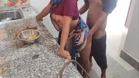 Indian aunty ko kitchen pe husband ne pelke chuda, Indian Big boobs bhabhi sex affairs in kitchen