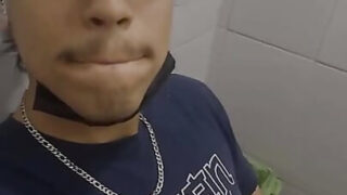 Puttane gay si prendono un anal duro nel bagno fumante