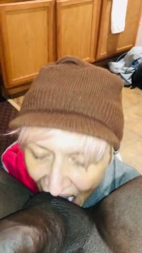 Relaxed milf sucking the black of this bbc! Dipped dick in her Jose quevo mixed drink 💃🥳💦😎