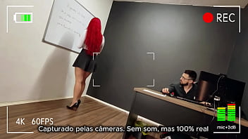 A secret&aacute_ria entrou s&oacute_ pra escrever no quadro... mas saiu de joelhos