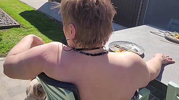 C&#039_est agr&eacute_able de manger seins nus sur la terrasse