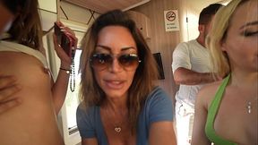 Le Bus des libertins CANARIS #5 , VITTORIA se fait baiser sur la route de la plage