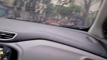 Paloma Veiga fazendo putinho mamar sua piroca grande dentro do carro