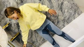 Hard peeing in light blue jeans and wet masturbation!