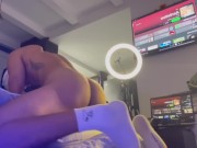 Se venda los ojos para imaginar que se folla un culo real