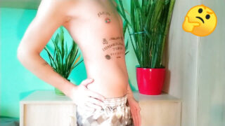 Jóvenes gays amateurs se masturban pollas grandes antes de una intensa follada con creampie