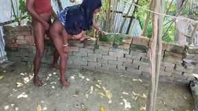 Indian housewife gets it from the back in outdoor doggy style