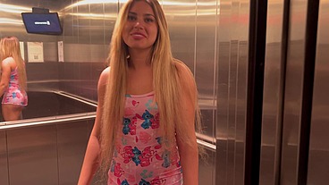 Fudendo o cú da vizinha casada que encontrei no elavador - Gabily Castro