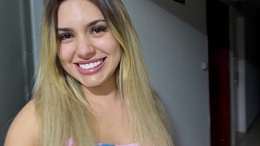 Fudendo o cú da vizinha casada que encontrei no elavador - Gabily Castro