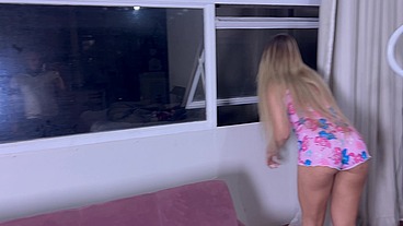 Fudendo o cú da vizinha casada que encontrei no elavador - Gabily Castro