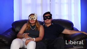 novio convence a su novia sumisa a grabar su primer video porno