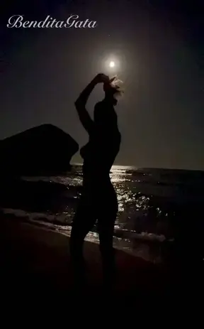 Lo de la luna llena de anoche desnudos y cachondos como perros en la playa fue todo un espectáculo…gracias públicamente desde aquí a los mirones que aportasteis morbo al polvazo meneándorosla 🍆💦mient…