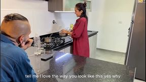 Mi novio de gran verga me folla en la cocina