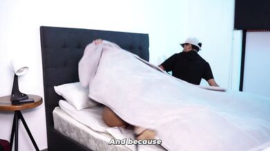 What a good mistake! - Big-ass stepmom ended up in the same hotel bed with her stepson