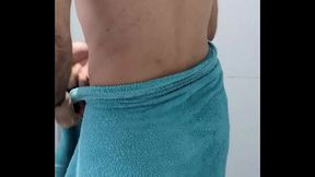 Vem espiar o peludo tomando banho