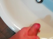 Ragazza seduce ragazzo in chat, lui si sega e poi sborra in bagno