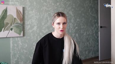 Jeg fandt ud af, at min stedsøster laver porno. Kom på pikken, ellers fortæller Jeg vores forældre