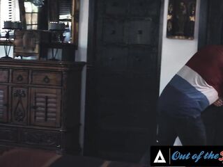 WITHOUT THE FAMILY - Lewd mother I'd like to fuck Has 3some With Her Stepfamily