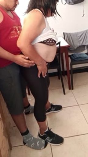 Madura milf del gym haciendo sentadillas