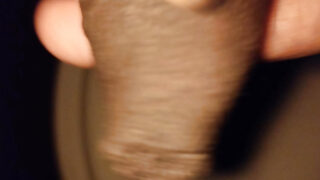 Hjemmelavet nærbillede af liderlig indisk luder, der onanerer på hans tykke sorte pik