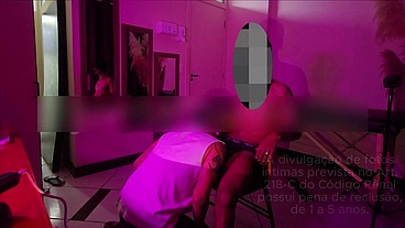 Venda nos olhos, na cadeira e o pau grosso do pedreiro na minha boca