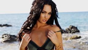 ”Adorable COUGAR model Kristie Taylor posed outdoor & sexy beauty exposed sexy butt”