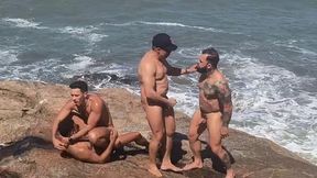 pegando sol na praia de nudismo!