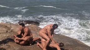 pegando sol na praia de nudismo!