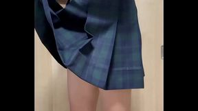 男子にザーメンや小便かけられた臭うスクール水着を着させられる スク水にピカピカ光るアナルプラグ挿入