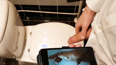 Amateur chap films himself while jerking off in the toilet