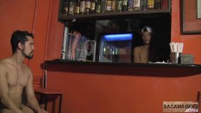 fefo fica tarado no bartender e acaba fodendo com ele ali mesmo