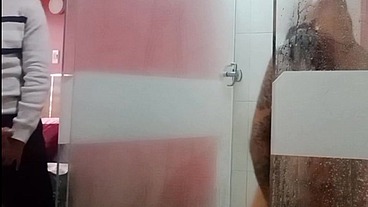 Llegamos de viaje con mi hermanastra pero solo nos dan una habitación Una sola habitación