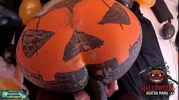 Mama Studio em um BBC fodendo um JACK O'_LANTERN de HALLOWEEN de uma MILF Brasileira