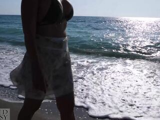 Womanizer made me cum so fast at the beach. What an intensive clitoris sucking toy for my vagina