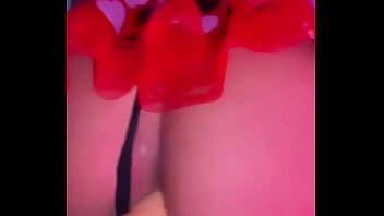 QUIERES VER COMO ME PUSE ESTE CONJUNTO SEXY PARA MI NOVIO Y COMO YA ESTAB BIEN EXCITADA Y LUBRICADA ME EMPEZE A METER UN DILDO HASTA EL FONDO MIENTRAS MI CULO ME PEDIA QUE LO METIERA MAS ADENTRO