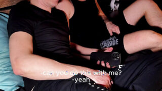 Ung europeisk amatör gay duo utforskar fetischlek med ångande onani och rå analsex