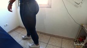 cheirando e lambendo o tenis sujo da dominadora e sentindo seu chule fedorento