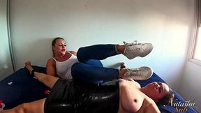 cheirando e lambendo o tenis sujo da dominadora e sentindo seu chule fedorento